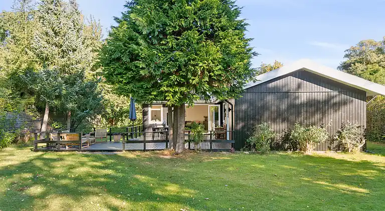 Nyrenoveret og moderne sommerhus tæt på stranden