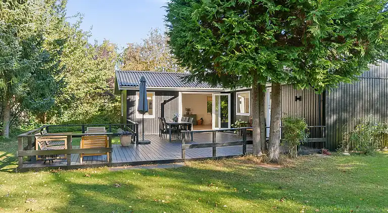 Nyrenoveret og moderne sommerhus tæt på stranden