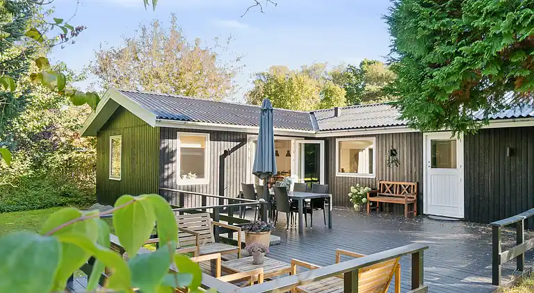 Nyrenoveret og moderne sommerhus tæt på stranden