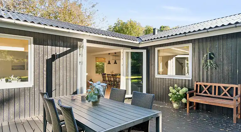 Nyrenoveret og moderne sommerhus tæt på stranden