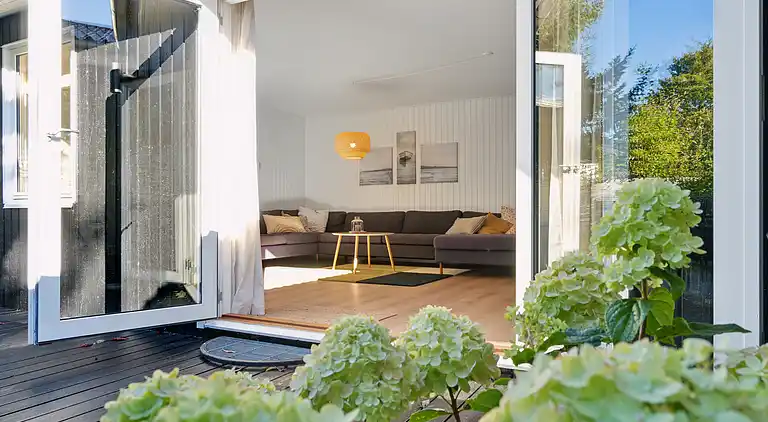 Nyrenoveret og moderne sommerhus tæt på stranden