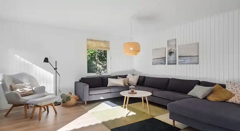 Nyrenoveret og moderne sommerhus tæt på stranden