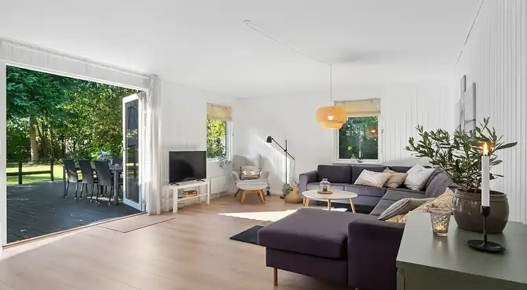 Nyrenoveret og moderne sommerhus tæt på stranden