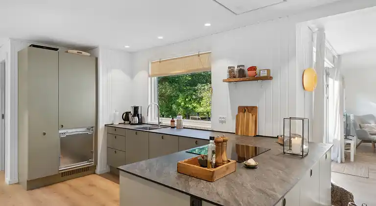 Nyrenoveret og moderne sommerhus tæt på stranden