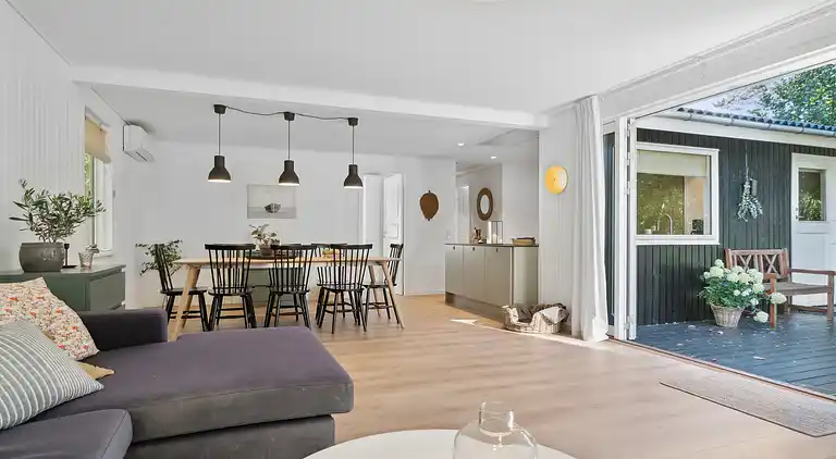 Nyrenoveret og moderne sommerhus tæt på stranden