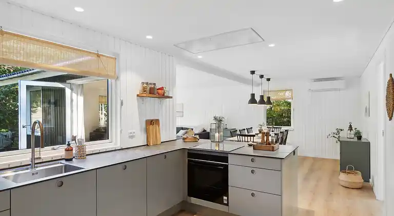 Nyrenoveret og moderne sommerhus tæt på stranden