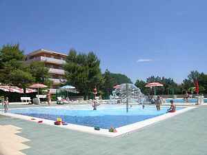 Enjoy a lovely flat with pool - Beahost