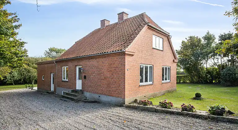 Nyrenoveret bolig i landlig idyl og tæt på strand