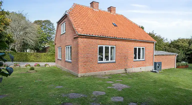 Nyrenoveret bolig i landlig idyl og tæt på strand