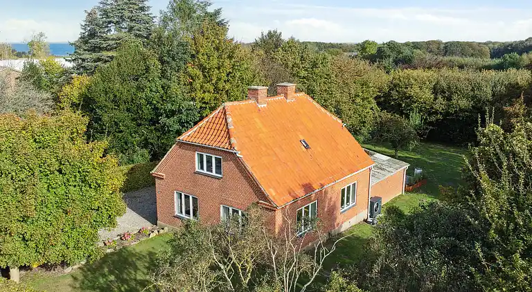 Nyrenoveret bolig i landlig idyl og tæt på strand