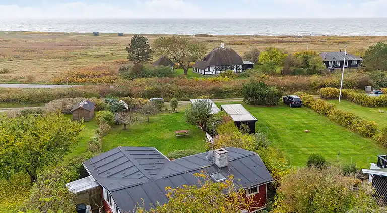 Udsigt til hav og natur i hyggeligt sommerhus