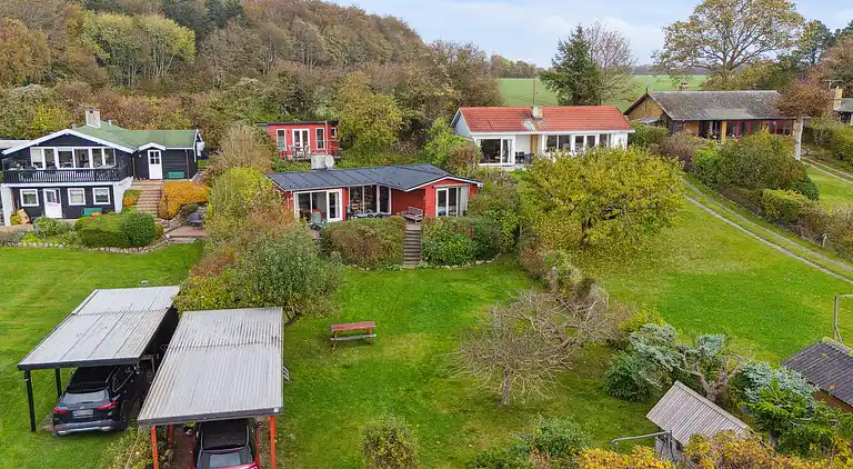 Udsigt til hav og natur i hyggeligt sommerhus