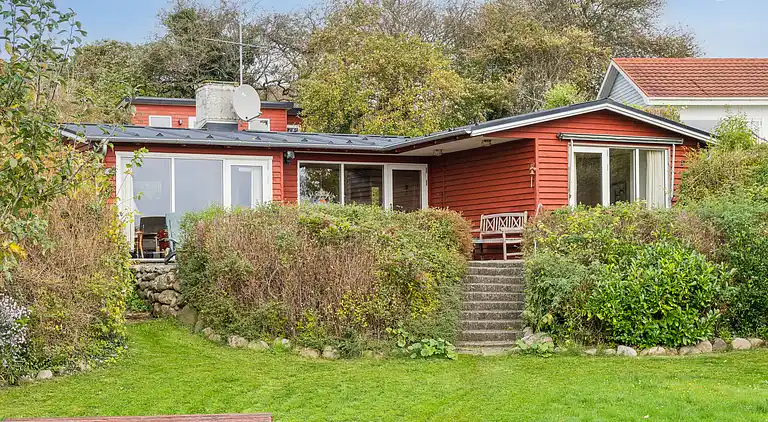 Udsigt til hav og natur i hyggeligt sommerhus