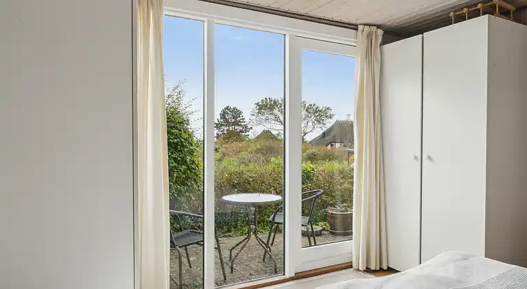 Udsigt til hav og natur i hyggeligt sommerhus