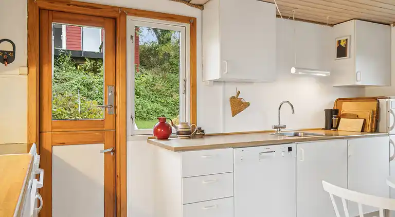 Udsigt til hav og natur i hyggeligt sommerhus