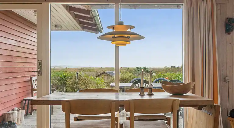 Udsigt til hav og natur i hyggeligt sommerhus
