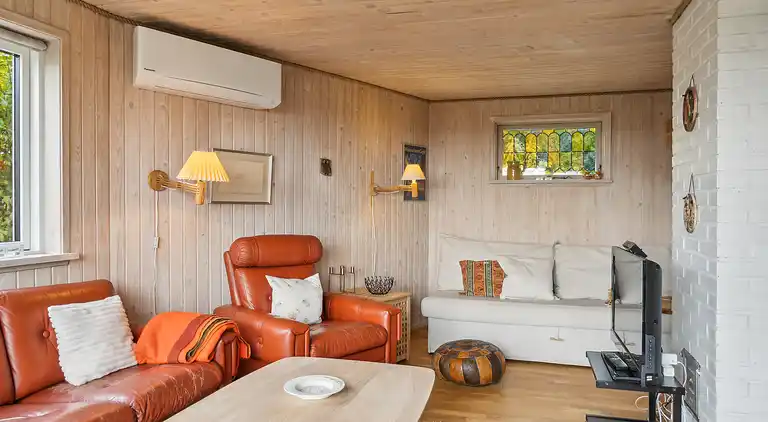 Udsigt til hav og natur i hyggeligt sommerhus