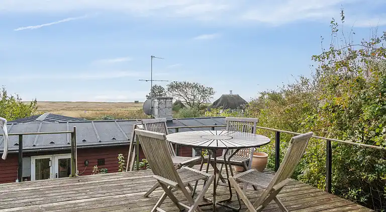 Udsigt til hav og natur i hyggeligt sommerhus