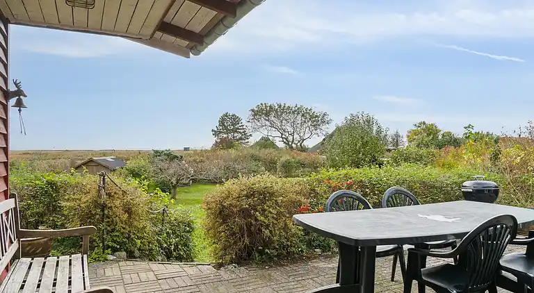 Udsigt til hav og natur i hyggeligt sommerhus