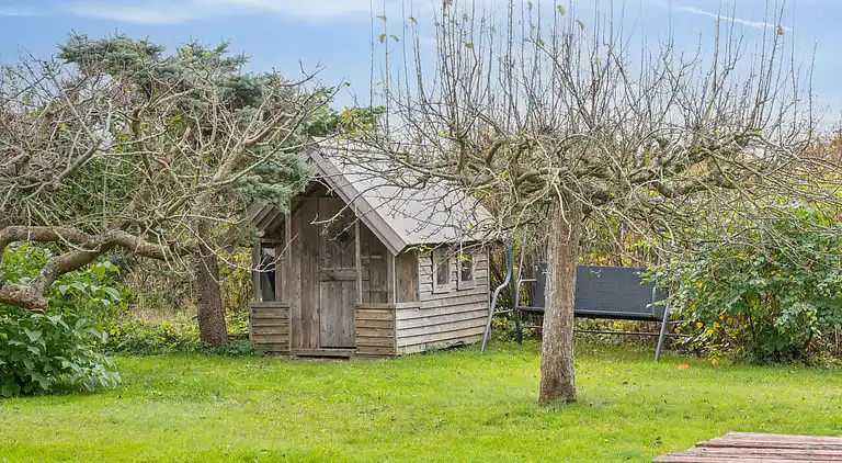 Udsigt til hav og natur i hyggeligt sommerhus