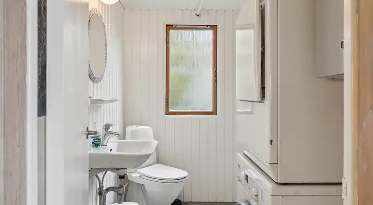 Udsigt til hav og natur i hyggeligt sommerhus