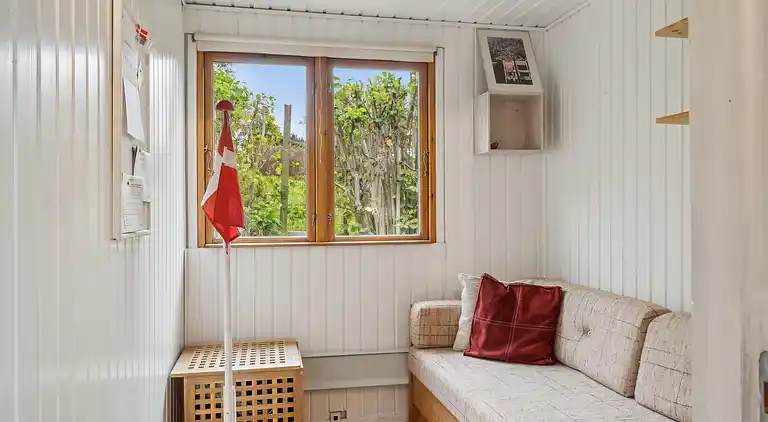 Udsigt til hav og natur i hyggeligt sommerhus