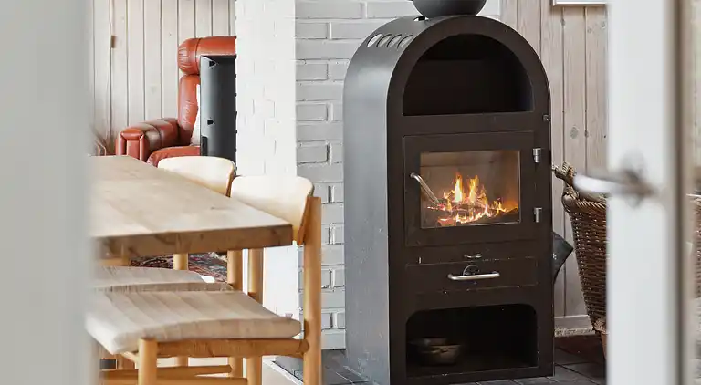 Sommerhus og anneks omringet af natur