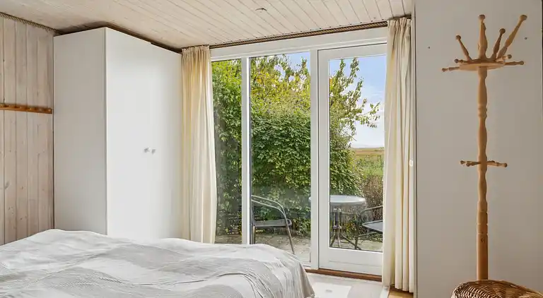 Sommerhus og anneks omringet af natur