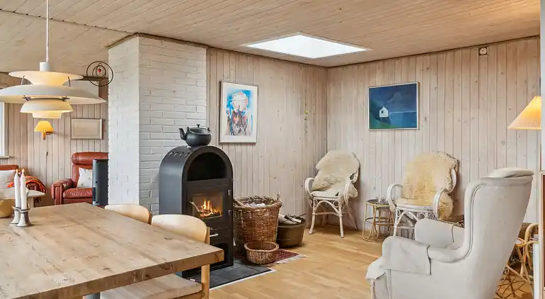 Sommerhus og anneks omringet af natur