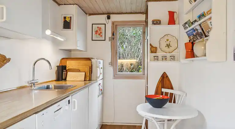 Sommerhus og anneks omringet af natur