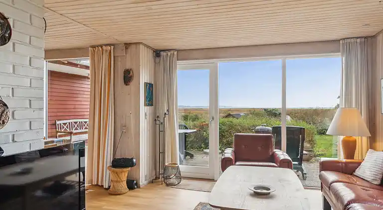 Sommerhus og anneks omringet af natur