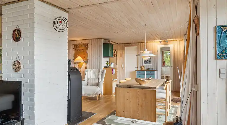 Sommerhus og anneks omringet af natur