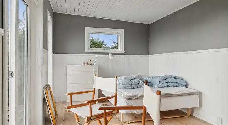 Sommerhus og anneks omringet af natur