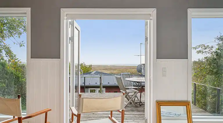 Sommerhus og anneks omringet af natur