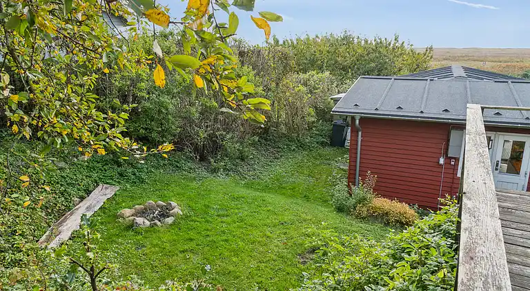 Sommerhus og anneks omringet af natur