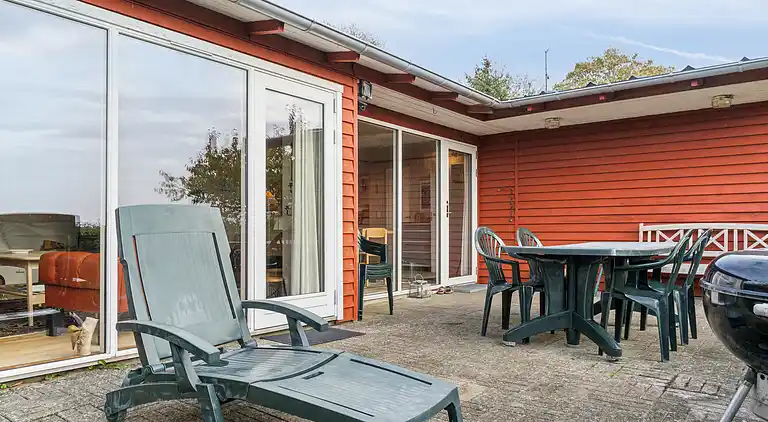 Sommerhus og anneks omringet af natur