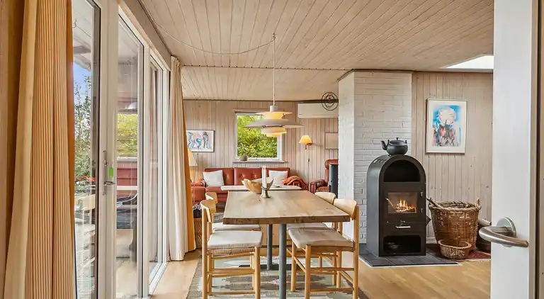 Sommerhus og anneks omringet af natur