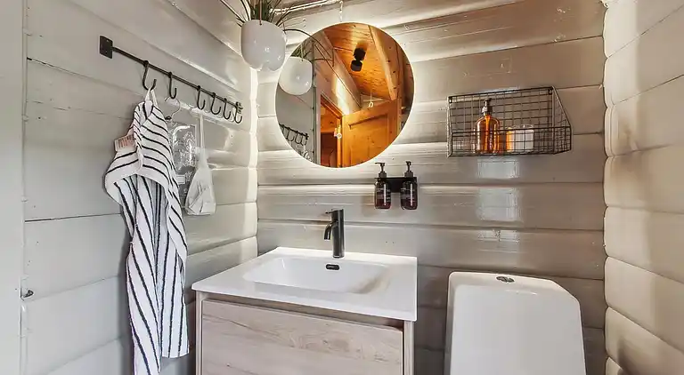 Charmerende bjælkehus tæt på vandet