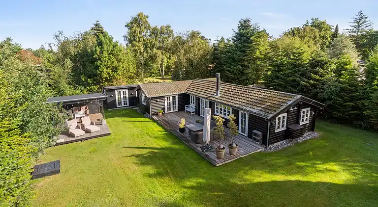 Charmerende bjælkehus tæt på vandet