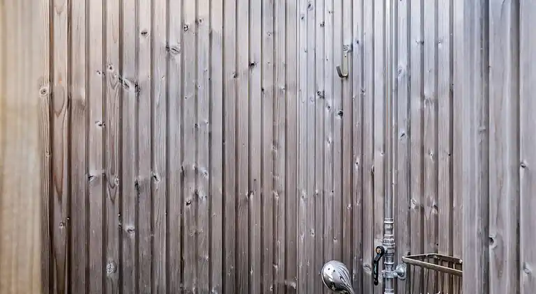 Charmerende bjælkehus tæt på vandet