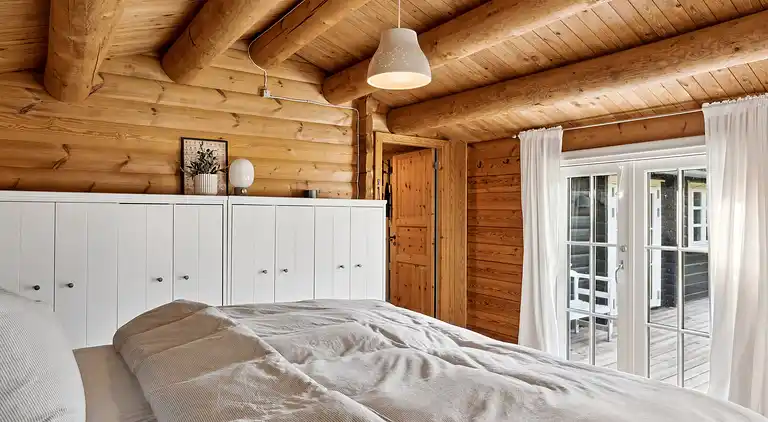 Charmerende bjælkehus tæt på vandet