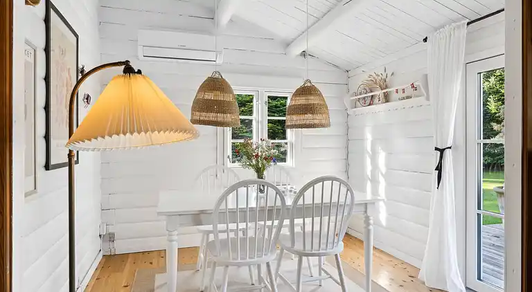 Charmerende bjælkehus tæt på vandet