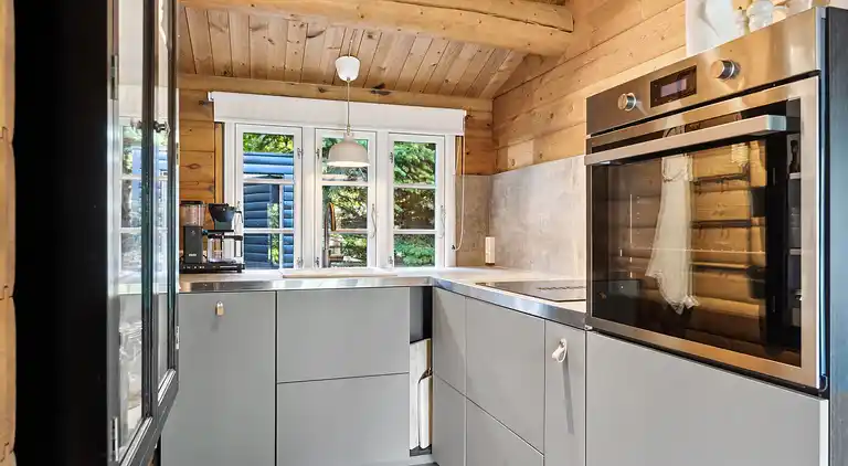 Charmerende bjælkehus tæt på vandet