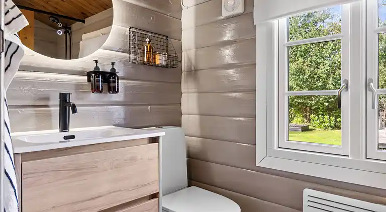 Charmerende bjælkehus tæt på vandet