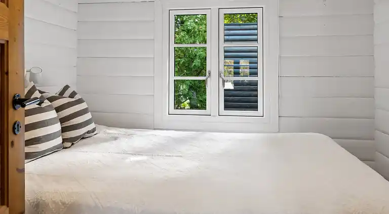 Charmerende bjælkehus tæt på vandet