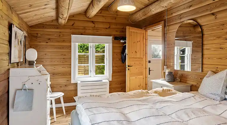 Charmerende bjælkehus tæt på vandet