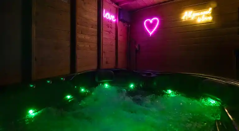 Family Holiday Home With Hot Tub Sleeps 8