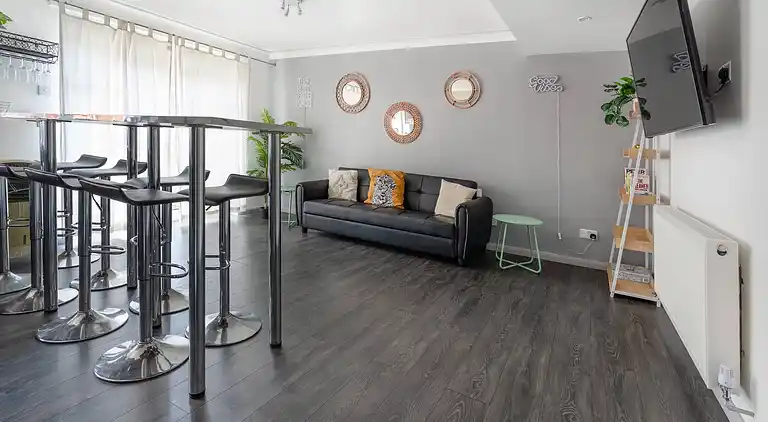 Family Holiday Home With Hot Tub Sleeps 8