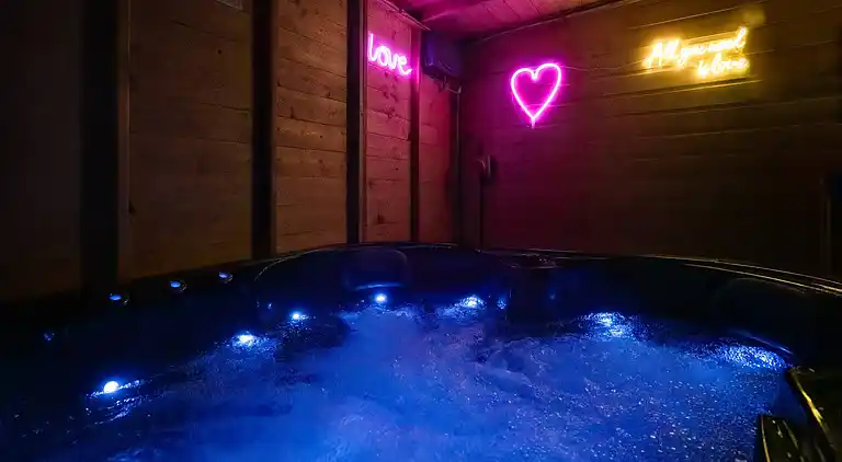 Family Holiday Home With Hot Tub Sleeps 8