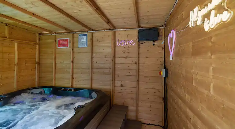 Family Holiday Home With Hot Tub Sleeps 8